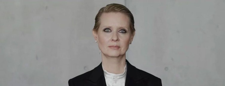 victoria-riess-cynthia-nixon-reading-piece-of-writing-about-pressures-of-being-woman